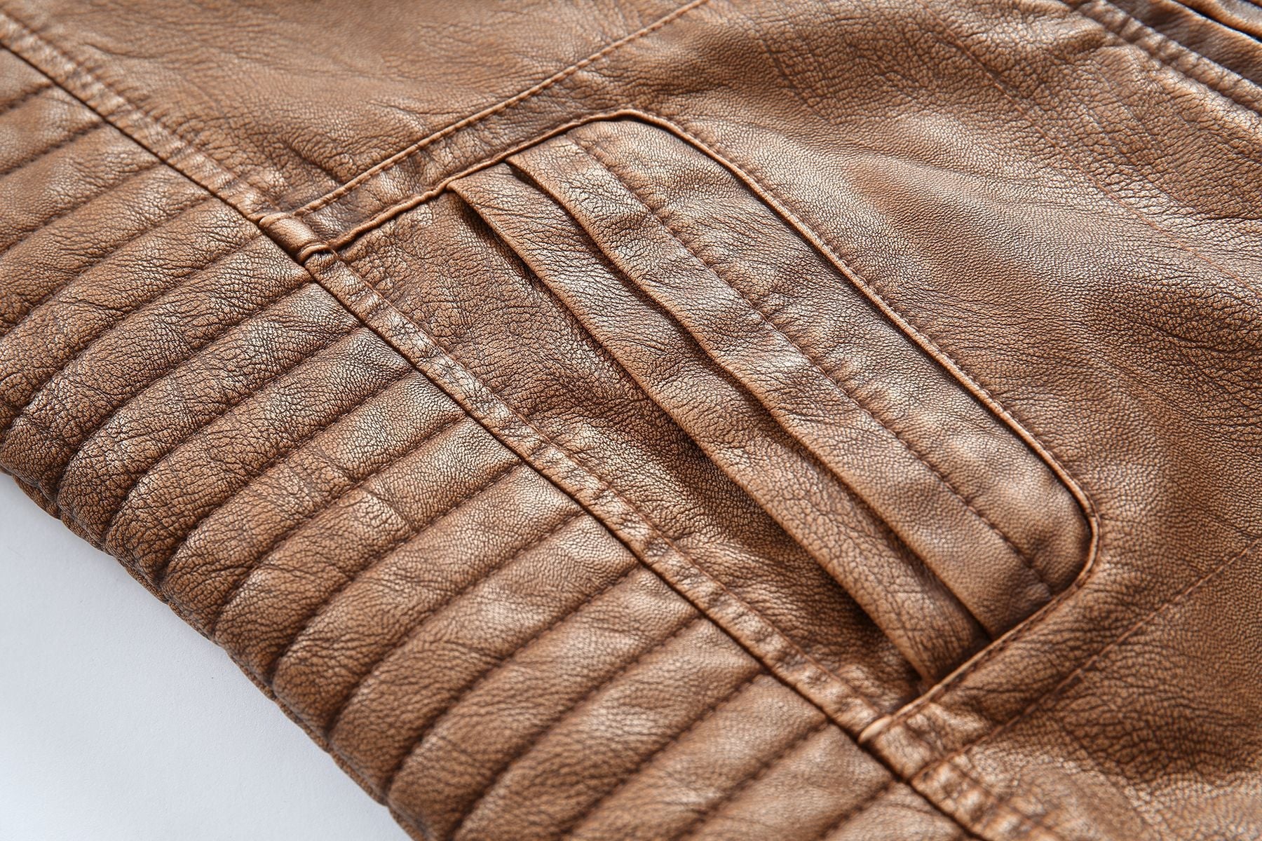 Herren stylische Bikerjacke aus Kunstleder mit detailreichen Steppnähten